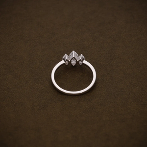 Elegante Anillo de Tres Piedras con Diamante Cultivado en Laboratorio con Corte Marquesa, Certificado VVS2, Regalo de Aniversario para Ella en Oro Blanco - Product Image 4