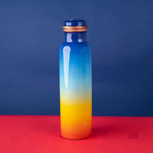 Bouteille d'eau en verre bleu et jaune dégradé avec couvercle à anneau en cuivre - Product Image 1