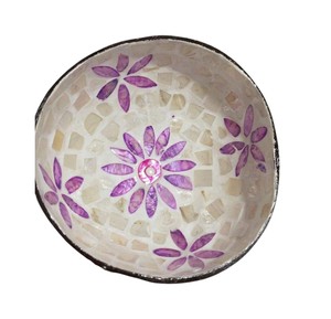 Crea una atmósfera tranquila y artística con esta florera de coco con incrustaciones de nácar, hecha a mano para tu hogar moderno. - Product Image 1