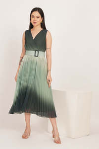Robe midi élégante en mousseline de soie verte dégradée avec jupe plissée et ceinture, col en V, sans manches, pour soirée, confortable et respirante - Product Image 3