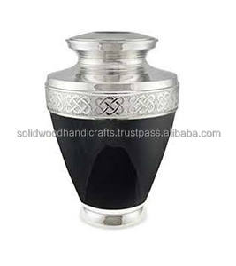 Top Design Laiton Doré Décoratif Humain Adulte Crémation urne en frêne conception personnalisée et taille urne en laiton dernier fabricant urne - Product Image 5