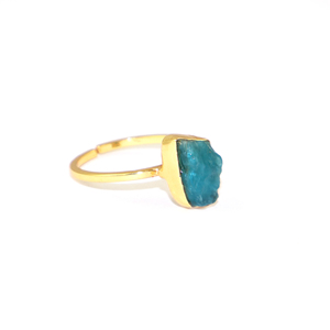 Anillo de Apatita Neón Natural en Bruto con Engaste de Garras, Estilo Único, Bañado en Oro de 22K, para Joyería de Compromiso, Venta al por Mayor para Mujeres y Niñas - Product Image 2