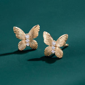 Boucles d'oreilles à clous en diamant avec motif papillon botanique - Product Image 1