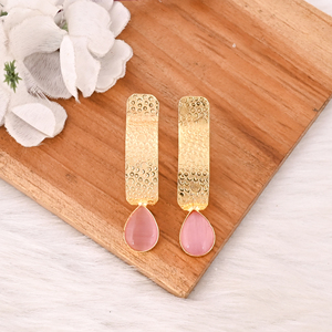 Boucles d'oreilles élégantes en laiton plaqué or avec pierre précieuse œil de chat rose sertie, bijoux de mode pour femmes - Product Image 4