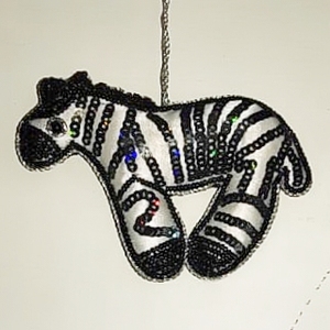 Charme de Noël en mouton laineux fabriqué à la main avec signe du Pays de Galles broderie de visage détaillée bordure dorée élégante parfaite pour les vacances - Product Image 3