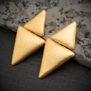 Boucles d'oreilles géométriques triangulaires plaquées or mat, bijoux minimalistes à la mode pour femmes - Bijoux plaqués or mat - Cadeau pour elle - Product Image 5
