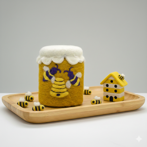 Pot à confiture en feutre de laine fait main avec une abeille mignonne sur le devant - Artisanat en feutre de laine doux et écologique - Product Image 1