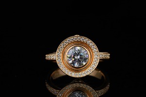 Bague de fiançailles pour femme en or massif 18 carats avec moissanite taille brillant rond, sertie clos, bande pavée de diamants, style classique - Product Image 4