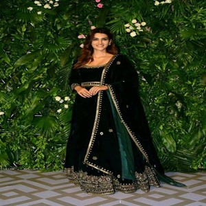 Vestido de terciopelo pesado bordado de diseñador VASTRA COTTAGE con dupatta de terciopelo a juego, vestido de fiesta y boda para mujer - Product Image 2