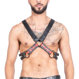 Harnais de poitrine en cuir noir avec accents rouges, boucle en acier, ajustement réglable pour tenue de club - Product Image 5