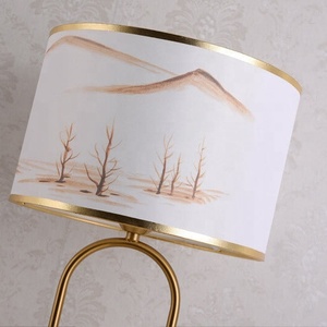 Lámpara de Mesa Metálica Aurora Harmony con Base Decorativa de Arco de Hierro Dorado y Pantalla de Tela Escénica, Iluminación Ambiental Cálida para Hogares Elegantes - Product Image 3