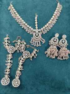 Parure DHANLAXMI plaquée or avec collier ethnique en forme de cloche et boucles d'oreilles pendantes ornées de zircons en alliage de zinc pour mariage féminin - Product Image 4