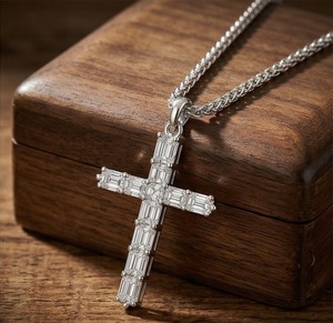 Colgante de Cruz con Diamante Corte Esmeralda en Platino PT950, Joyería Fina de 30mm para Mujer y Hombre, OEM - Product Image 2