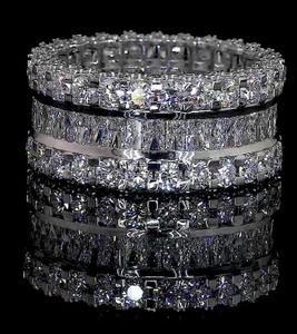 Anillo de mujer EX 17 Royal Diamond Eternity Band Infinite Spark, con diamantes cultivados en laboratorio, corte radiante, en oro blanco con baño de rodio. - Product Image 1