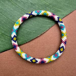 Hermosa pulsera hecha a mano con cuentas de semillas y bordado fino. Pulsera moderna bordada con cuentas de semillas para atuendos casuales. - Product Image 4