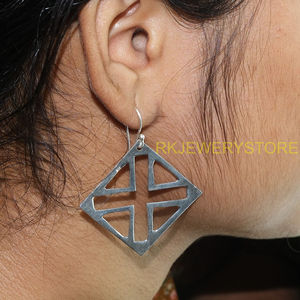 Pendientes colgantes de plata de ley 925 con forma de diamante geométrico, hechos a mano, minimalistas, para mujer, joyería de moda. - Product Image 2