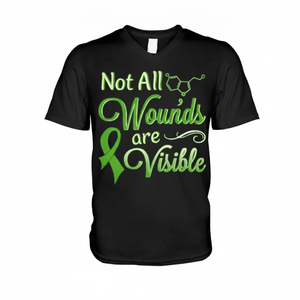 Camiseta Negra con Cuello en V para Hombre, Conciencia sobre la Salud Mental, No Todas las Heridas Son Visibles, Gráfico de Silicona Verde, Estampado de Serotonina - Product Image 1