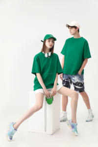 La plus nouvelle qualité couleur unie 100% hommes et femmes T-shirt peut être en gros peut être logo personnalisé - Product Image 4