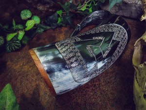 Jarra de Cerveza de Cuerno de Búfalo Natural Acabada a Mano, Cuerno de Búfalo Pulido Estilo Vikingo con Temática Animal - Product Image 3