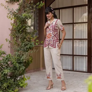 Ensemble coordonné beige en lin et coton brodé avec col chemise pour femme, pantalon droit à manches courtes, tenue décontractée style été - Product Image 5