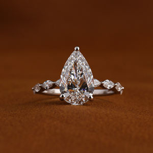 Anillo de compromiso clásico con diamante de corte pera cultivado en laboratorio y laterales marquesa, oro real de 14k, anillo nupcial personalizado, fabricante de joyería fina. - Product Image 1