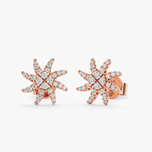 Boucles d'oreilles clous en or jaune avec diamants de laboratoire en forme d'étoile - Product Image 3