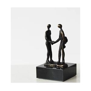 Escultura minimalista de aluminio fundido diseñada para entornos contemporáneos con proporciones equilibradas y un calma artística. - Product Image 4