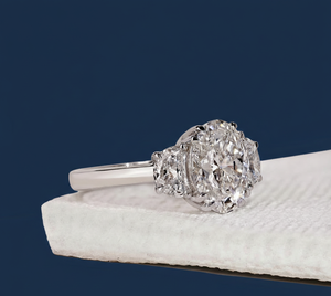 แหวนเพชรทรงรีและครึ่งวงกลม 2.60 กะรัต เพาะเลี้ยงในห้องปฏิบัติการ ระดับความสะอาด VVS2 สี F รับรองโดย IGI ทองคำขาว แหวนหมั้นสามเม็ด ขายส่ง - Product Image 3