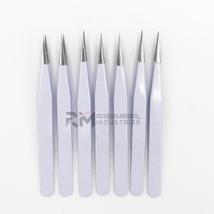 Pince à épiler de précision RMI Private Custom 90 degrés en acier inoxydable nano, noire-or, à pointe en fibre pour extensions de cils volume - Product Image 1