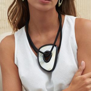 Collier authentique en corne de buffle sculpté à la main, forme naturelle, éco-responsable, collection de bijoux tribaux pour hommes et femmes - Product Image 2