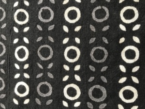 Tissu en coton imprimé à la main en gros – Tissu indien en coton à motifs géométriques cercles noirs et blancs pour fournisseurs de vêtements et de textiles - Product Image 2