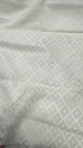 Tissu en viscose blanche teignable, 65 GSM, motif jacquard auto-gaufré, largeur 44 pouces, textile de haute qualité pour collection de créateurs - Product Image 6