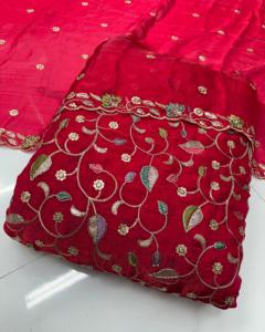Tissu Rangoli Crush de 44 pouces de large, au toucher lisse, au caractère subtil et à la fluidité attrayante pour un style élégant. - Product Image 3
