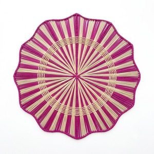 Napperons ronds en raphia bicolore tressé effet soleil, avec bord festonné, pour décoration de table de mariage style bohème chic (vente en gros) - Product Image 1