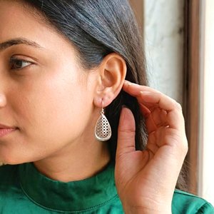 Boucles d'oreilles pendantes en argent sterling 925 plaqué or 18 carats pour femmes, design minimaliste en forme de poire, légères, à porter tous les jours, cadeau - Product Image 5