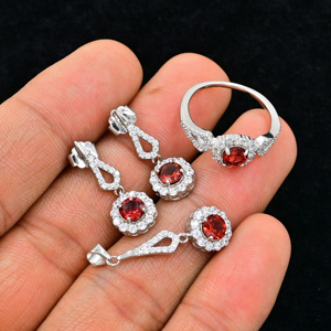 Ensemble de bijoux en argent sterling 925 certifié IGI avec pierre précieuse de grenat rouge naturel taille ronde, comprenant une bague, des boucles d'oreilles et un pendentif pour femmes - Product Image 2