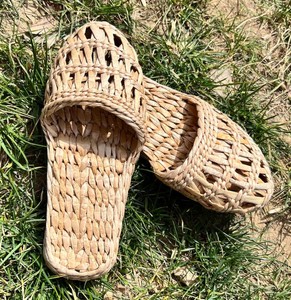 Pantuflas de Paja Tejidas a Mano: Calzado Ecológico para el Hogar - Product Image 2