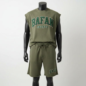 Ensemble short sans manches 100 % coton pour homme, molleton épais vert olive, coupe athlétique, ourlet brut, logo imprimé en relief - Product Image 1