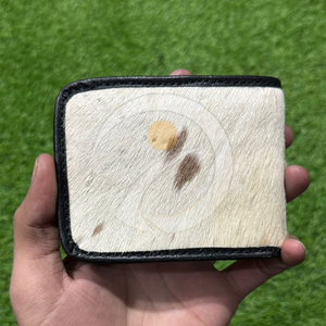 Portefeuille fin en cuir de vachette fait main avec poils, porte-cartes, texture lisse et fine - Product Image 1