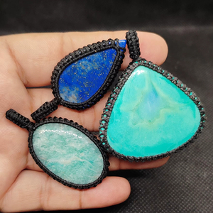 Collier de mode en macramé avec pendentifs en pierres précieuses naturelles de qualité supérieure, en laiton, de formes variées, lot en gros - Product Image 1