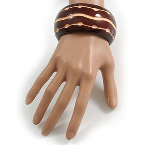 กำไลข้อมือไม้แกะสลักคุณภาพสูง สีน้ำตาลเบจ ลายจุด ลายเส้น ทันสมัย ดีไซน์ไม่ซ้ำใคร เครื่องประดับสำหรับทุกเพศ เหมาะสำหรับงานฉลองครบรอบ ผู้หญิง - Product Image 3