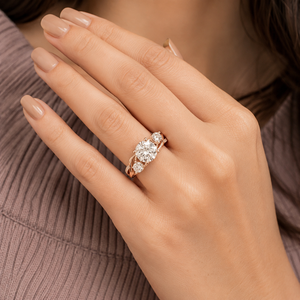 Anillo de compromiso de tres piedras de moissanita chapado en oro rosa con corte brillante redondo y engaste de puntas, joyería de lujo para mujer - Product Image 5