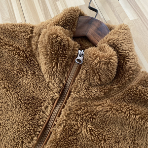 Abrigo de invierno grueso para mujer, color crema, de piel sintética, con cremallera, cuello alto, hombros caídos, bolsillos con parche. - Product Image 3