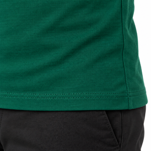 Camiseta de manga corta verde lisa para hombre con ribete en contraste, cuello redondo, corte regular, informal, con estampado de lona con efecto lavado ácido, de secado rápido y logo frontal. - Product Image 4