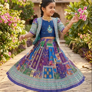 Nouvel ensemble Lehenga Choli pour filles, super tendance et festif, bleu marine, avec broderie artisanale, imprimé numérique, Koti et jupe à motifs miroir - Product Image 1
