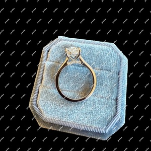 Bague la plus vendue pour femmes, avec une finition raffinée, idéale pour les mariages, les fiançailles et les soirées. Disponible pour l'exportation. - Product Image 2