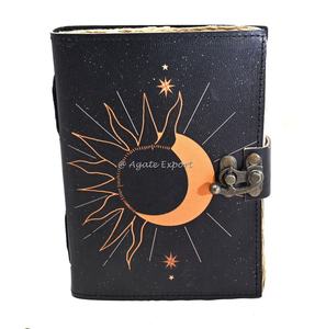 Carnet de notes en cuir sur mesure Journal en cuir noir avec design d'éclipse de soleil et de lune et serrure vintage - Product Image 1