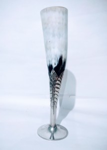 Verre à vin en corne fait main de qualité export avec support métallique – Verre pour eau, jus, bière et objet de collection – Disponible à la vente - Product Image 3