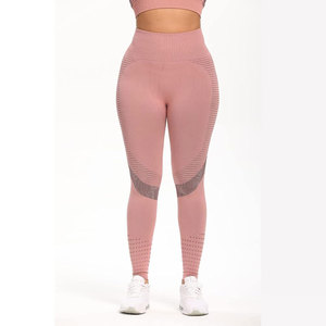 Conjunto de yoga de alta calidad premium con logotipo personalizado para mujer, leggings y top deportivos. - Product Image 2