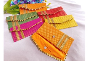 ซองจดหมายผ้าไหมอินเดียแบบดั้งเดิมสุดประณีต ผสมผสานความงดงามของมรดกทางวัฒนธรรมและงานฝีมือเชิงศิลปะเพื่อเทศกาลต่างๆ - Product Image 2